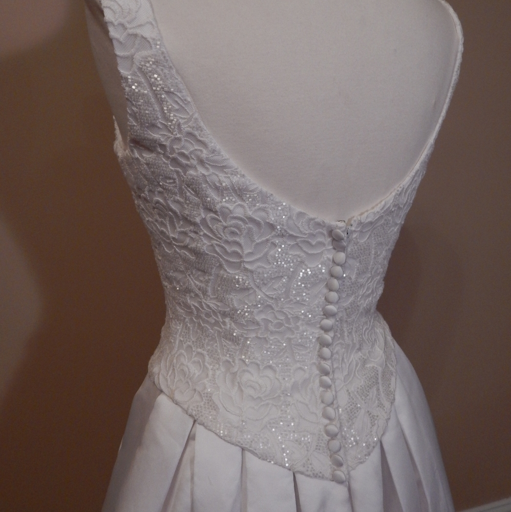 Wedding gown - Picture 4 of 4